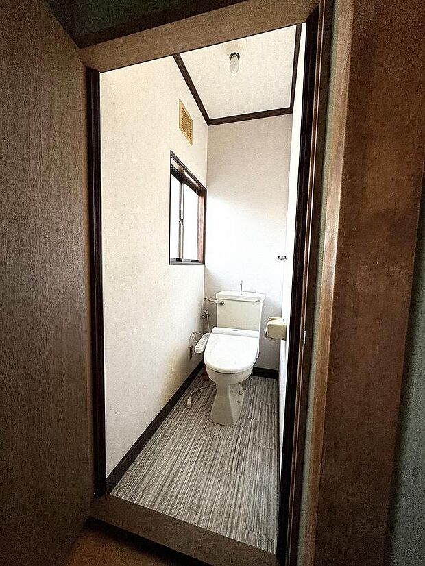 小窓付きでしっかり換気できるトイレ空間です。温水洗浄機能付きで快適に使えます。