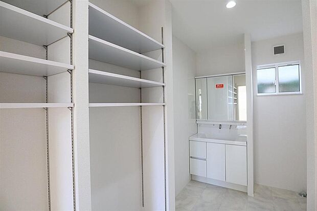 たっぷり収納スペースも兼ね備えた洗面！ホワイトで統一された清潔感のある空間です。