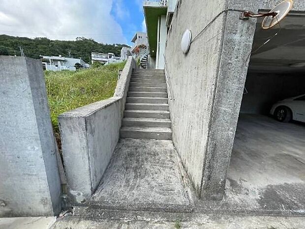 駐車場から住宅部分への階段