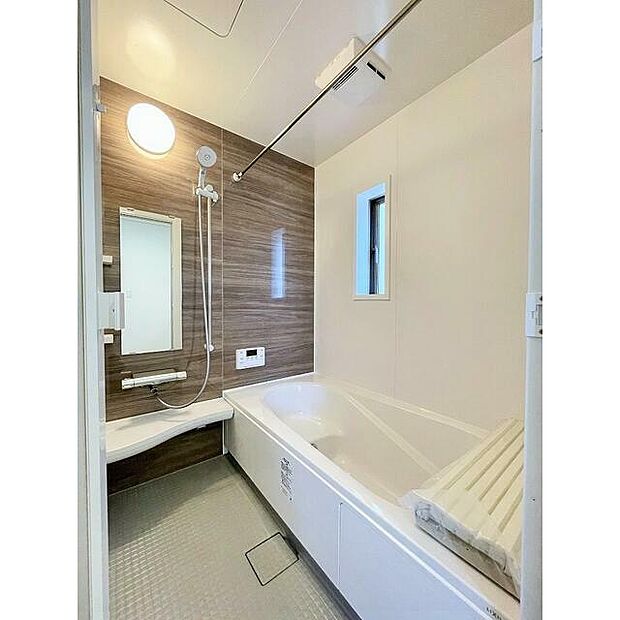 1坪タイプのゆったりした浴室に大きな浴槽でゆっくりのくつろげます。浴室暖房乾燥機付きで雨の日も安心。？？
