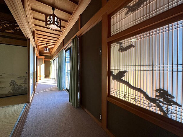 【その他共用部分】玄関すぐ右（東側）の日本家屋らしい内装の廊下。