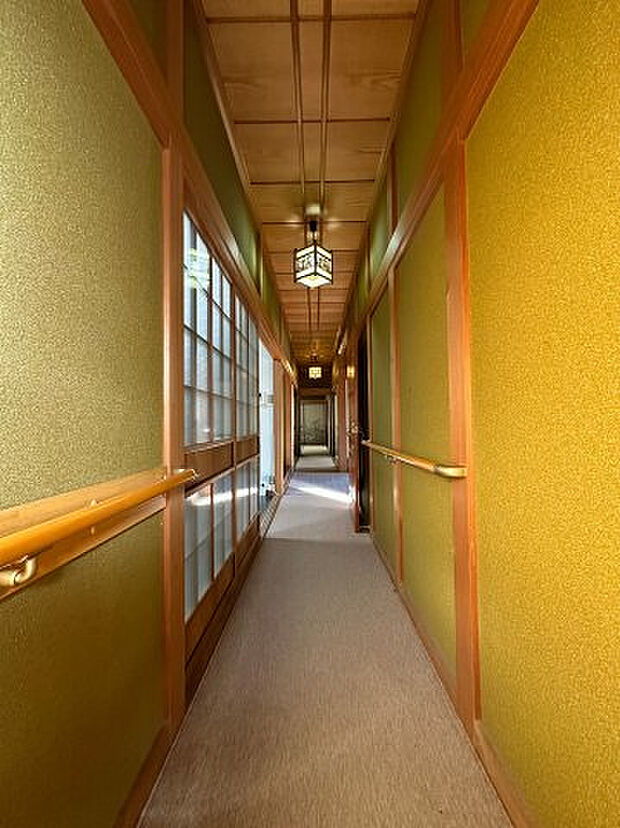 【その他共用部分】8帖和室と6帖和室の間にある廊下。廊下には手すりがあるのでシルバー世代の方など安心です。