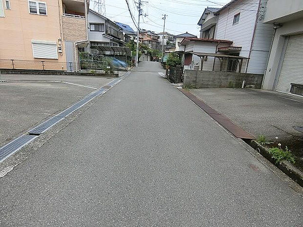 【前面道路含む現地写真】