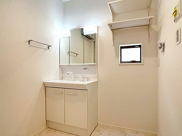 【独立洗面台】三面鏡付きの洗面台の裏側は収納スペースになっています。