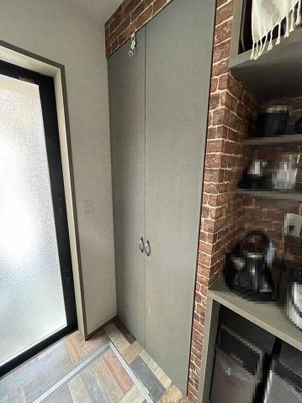 【キッチン】キッチン背面側 扉付き収納棚と造作カップボード