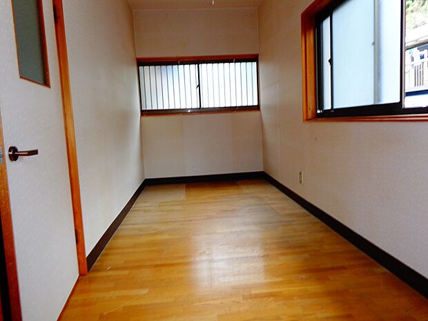 2階の洋室。納戸等の収納スペースとしての利用も考えられます。