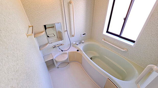 浴室は手入れがしやすいユニットバスで、洗い場も広く、親子で入れます。