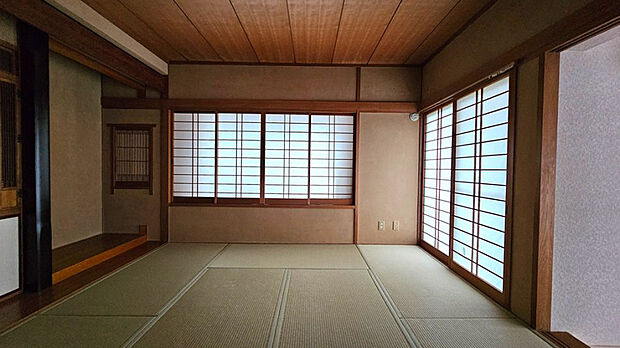 床の間や仏間、押入れも備わっており、伝統的な日本の美を感じます。