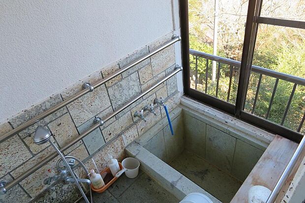 石張りのお風呂・小さめの浴槽で、温泉引き込み可