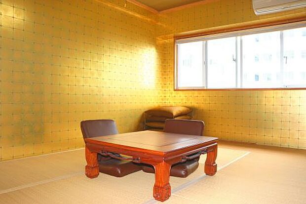黄金の茶室をイメージした和室