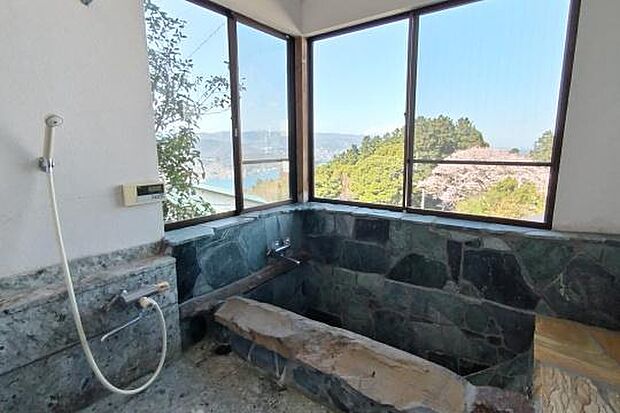 こだわりの石造りの浴室