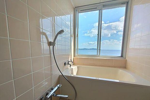 浴室からも水平線を望む贅沢な暮らしが実現可能です