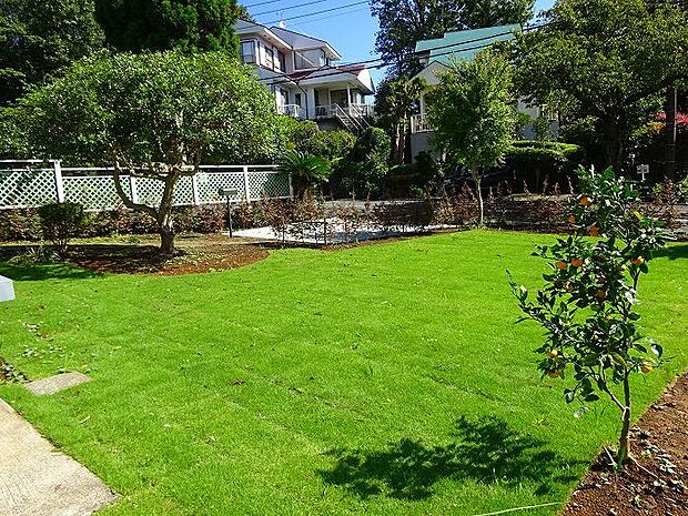 平坦なお庭でガーデニングや家庭菜園、ＢＢＱなど楽しめそうです