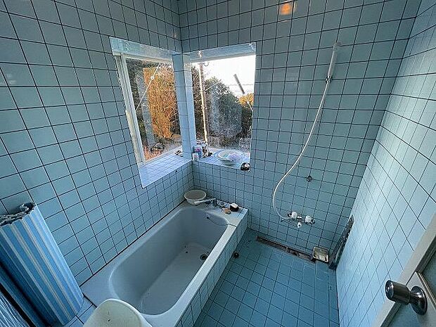 出窓付きの明るい浴室