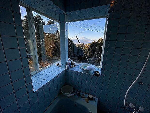 富士山を眺めながらの入浴が楽しめます