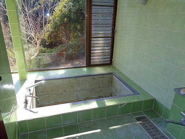 温泉浴室　お庭を眺めながら温泉で疲れを癒せます