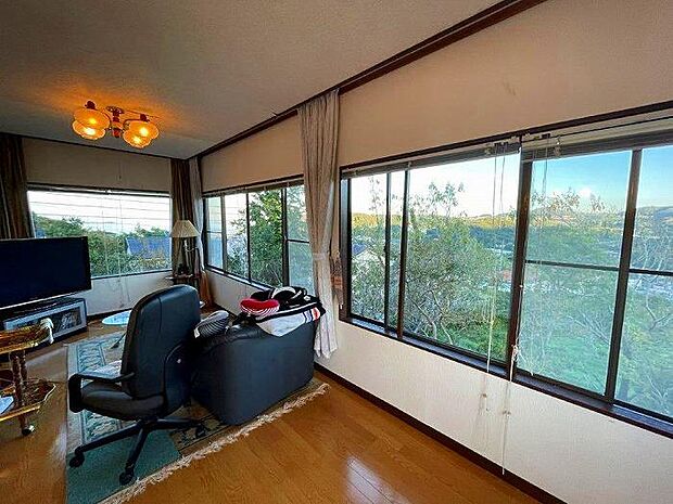 2階洋室　窓が広く室内に居ながら豊かな自然を感じられます