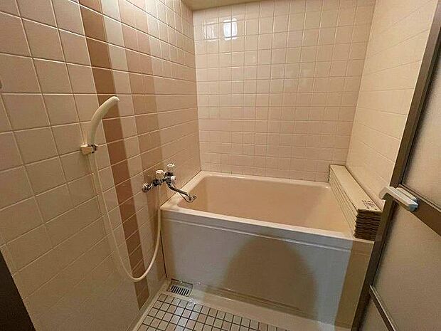 室内浴室　バス・トイレ別々です