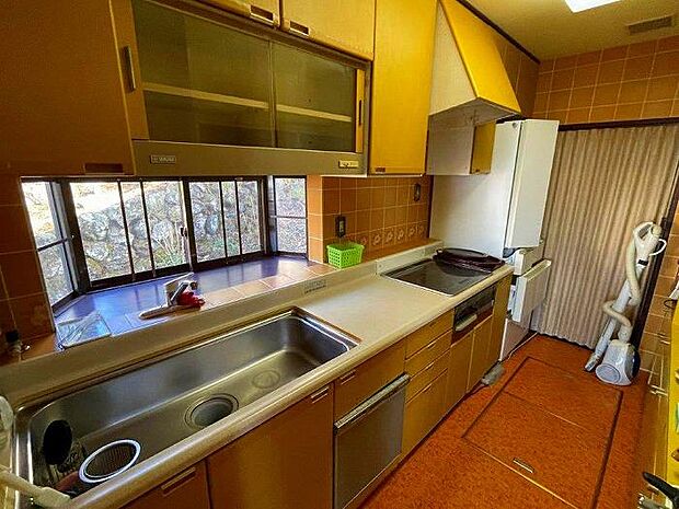 独立型キッチン　出窓付きで収納も豊富、奥にユーティリティがあり便利です