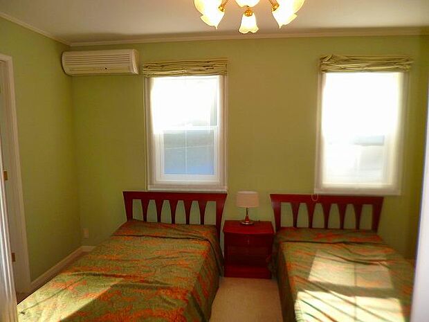 2階洋室　優しいグリーン系の壁紙と暖かな陽が差し込み心安らぐ空間