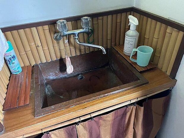 銅板の洗面台