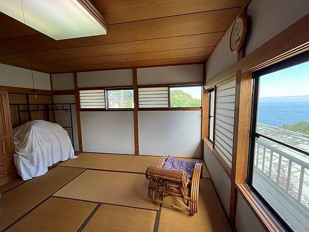 和室11.5帖　窓が多い明るく快適な室内