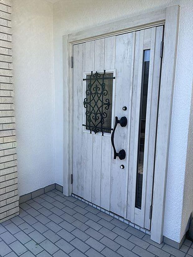 アイアン飾りのアンティーク調の玄関ドア