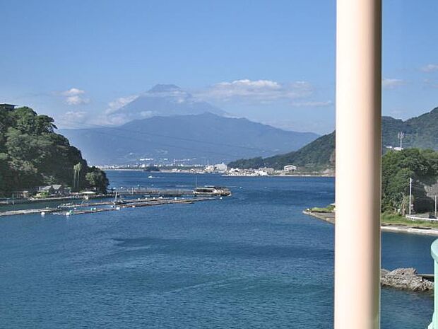 バルコニーから見える富士山と海