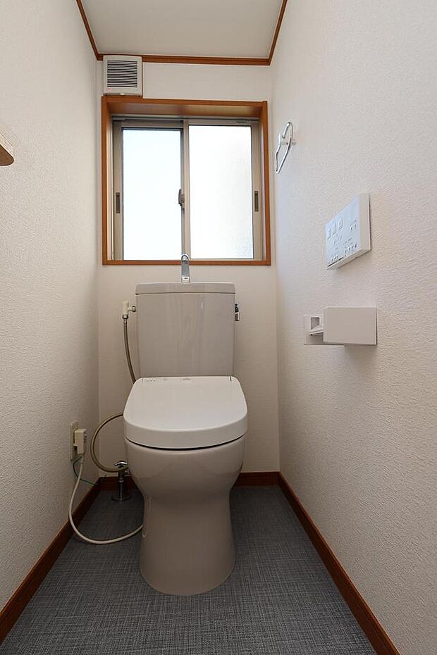 1階　トイレ　温水洗浄便座付　トイレは各階にあります。