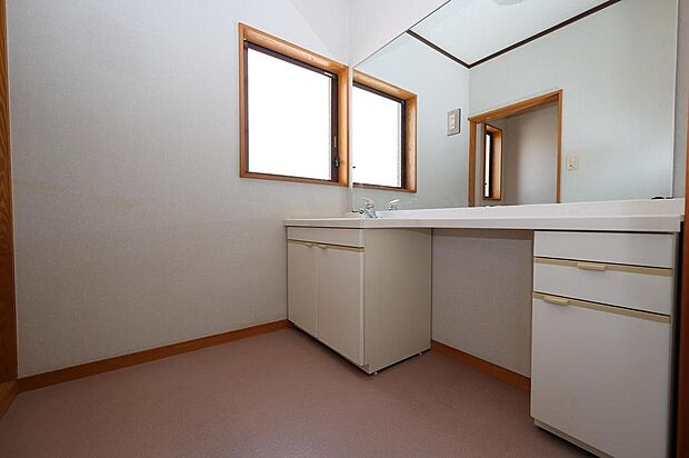 2階の洗面化粧台　1階にも洗面台はあります。