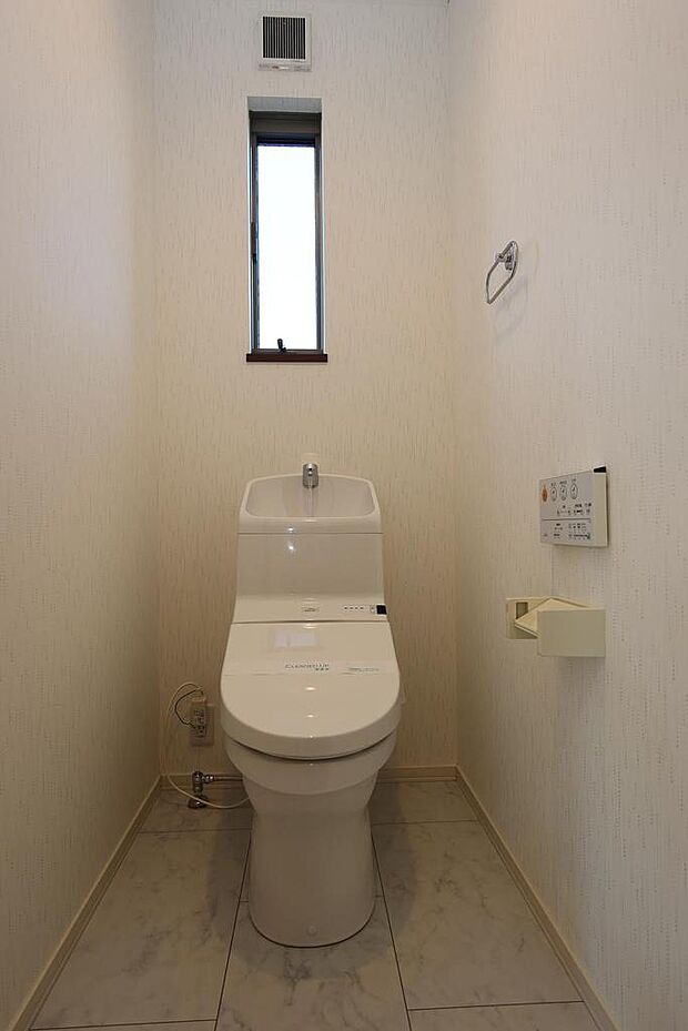 温水洗浄便座付トイレ　トイレは各階にあります。