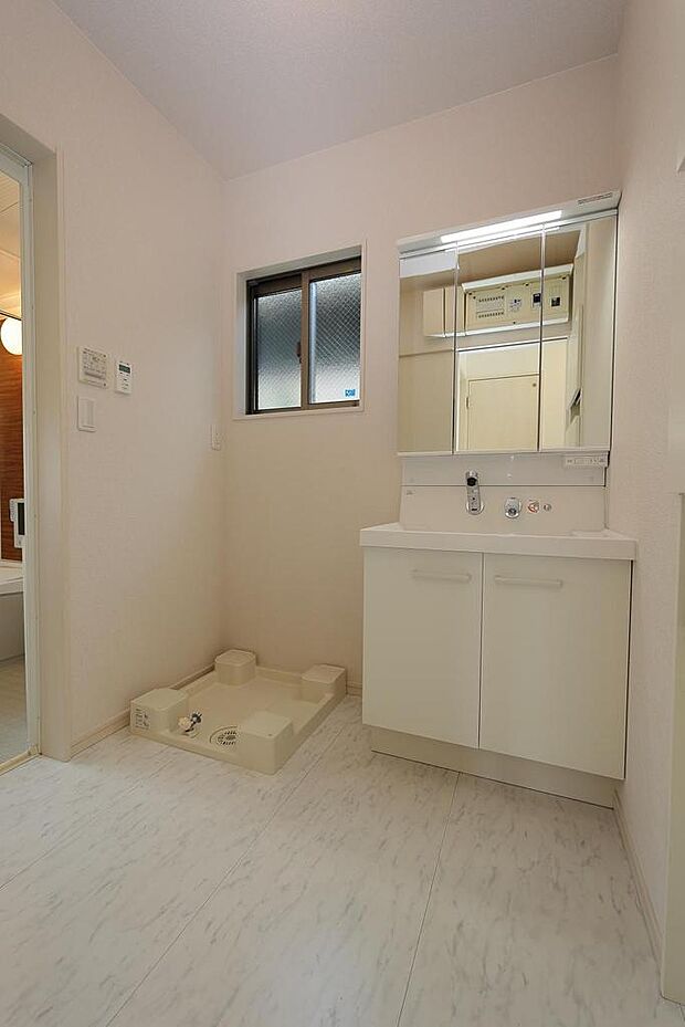 2階シャワー付洗面化粧台　横は洗濯機置場です。左手は、浴室です。