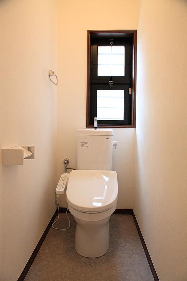 トイレは、1階と2階にあります。温水洗浄便座付トイレは新品交換済で、床のＣＦ張替済です。