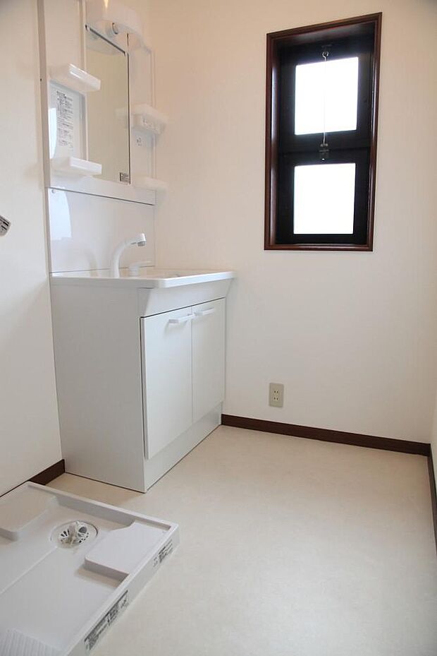 2階シャワー付洗面化粧台・洗濯パンは、新品交換済です。床のＣＦ張替済です。