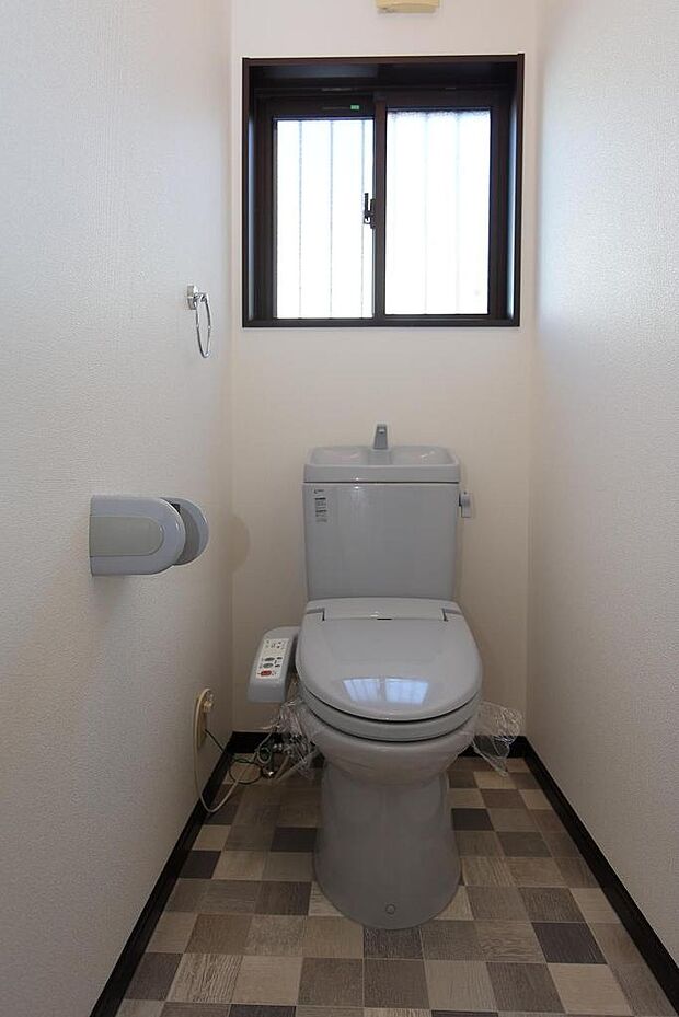 1階トイレ　温水洗浄便座付き　CF張替え済　トイレは2階にもあります