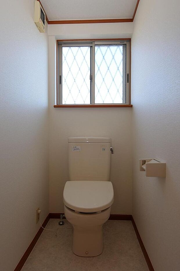 1階トイレ　便座新品です　トイレは2階にもあります