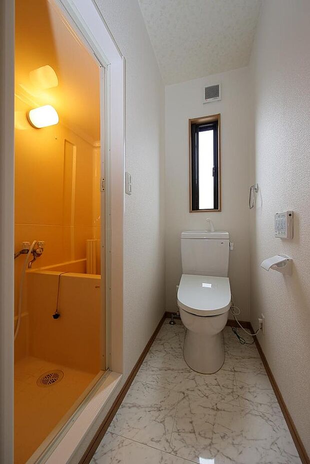 1階浴室とトイレ（温水洗浄便座付き）トイレは2階にもあります
