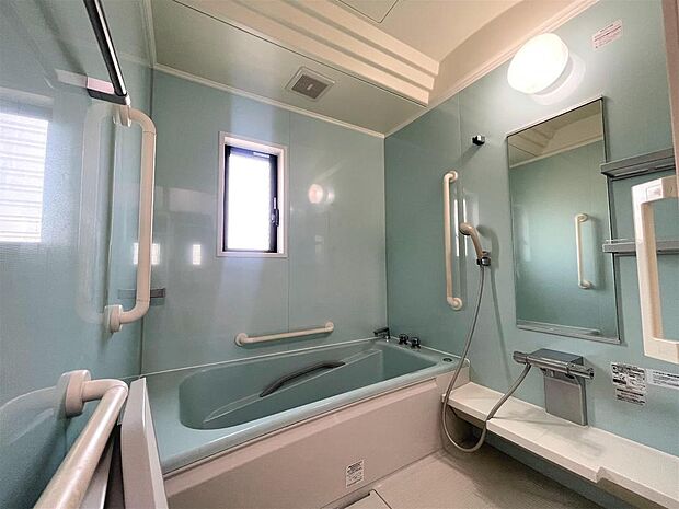 ライトブルーを基調とした浴室で、手すりも充分あるので、入浴時にも安心です。