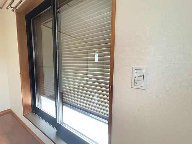 引違いの窓は全て電動シャッターがついるため、悪天候でも窓を開けずに閉めることができます。