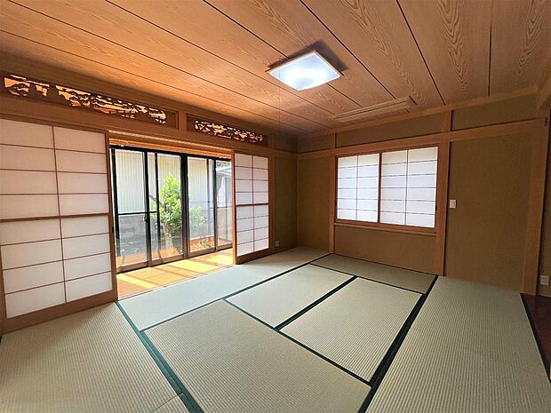 リビングの隣の10畳の和室です。客室や寝室にも使えます。畳は表替え済みでとてもきれいです。