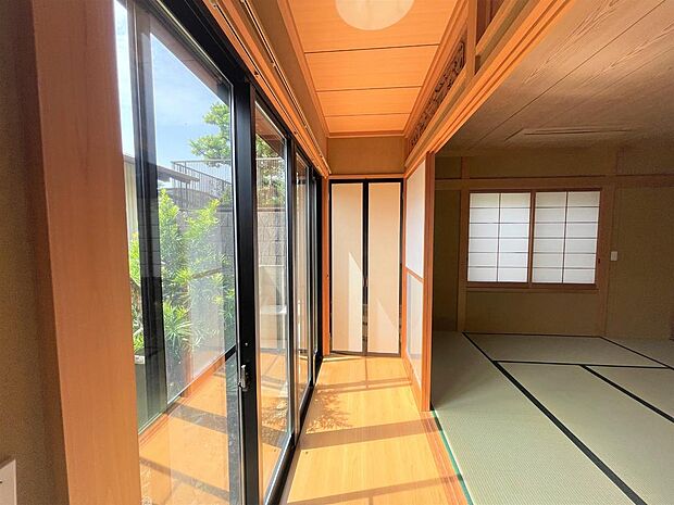 和室から続く広縁は窓が大きく、日当りも良いので開放的な空間です。電動シャッターがついています。