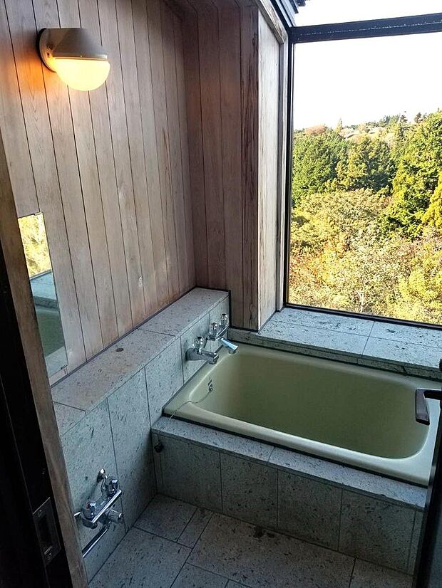 お風呂からも富士山を望みます。温泉利用には新規に温泉権利の取得が必要です。