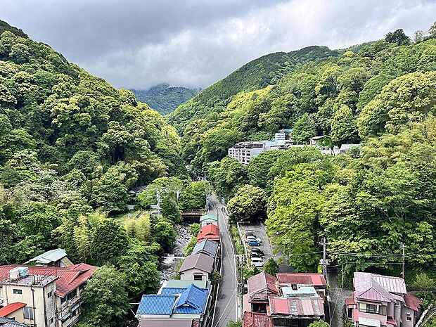 バルコニーから奥湯河原〜箱根の山々を望む