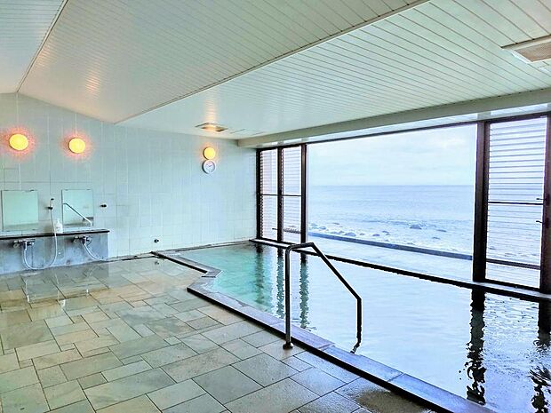 温泉大浴場からも壮大な海を眺められ開放感があります。サウナもあります。