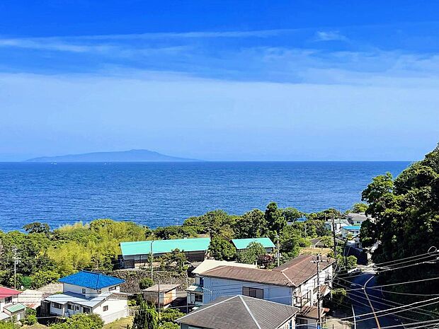リビング、バルコニーから見渡す限りの広大な海、まさにオーシャンビュー。正面には伊豆大島が眺められます。
