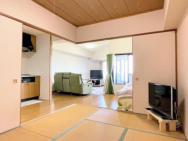 和室からもお部屋全体が見渡され開放感があります。襖を広げるとリビングと一体利用が可能です。