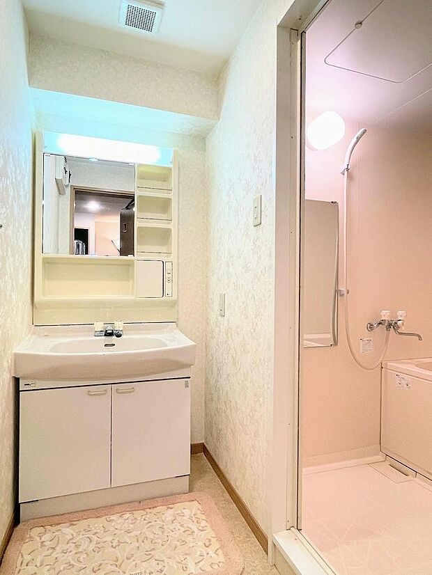 清潔感のあるバスルームと脱衣室、洗面台と洗濯機置き場があります。お風呂は実際には温泉大浴場を利用されることが多いようです。