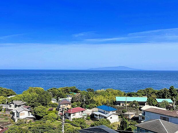 お部屋から見渡す限りの広大な海、まさにオーシャンビュー。正面には伊豆大島が眺められます。