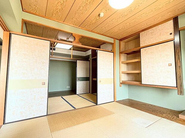 リビングの隣に和室2部屋あり更に奥に広めの納戸部分があります。