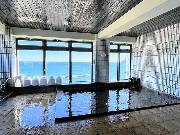 マンション最上階の展望温泉大浴場、壮大な海を眺めて快適に、開放感があります。